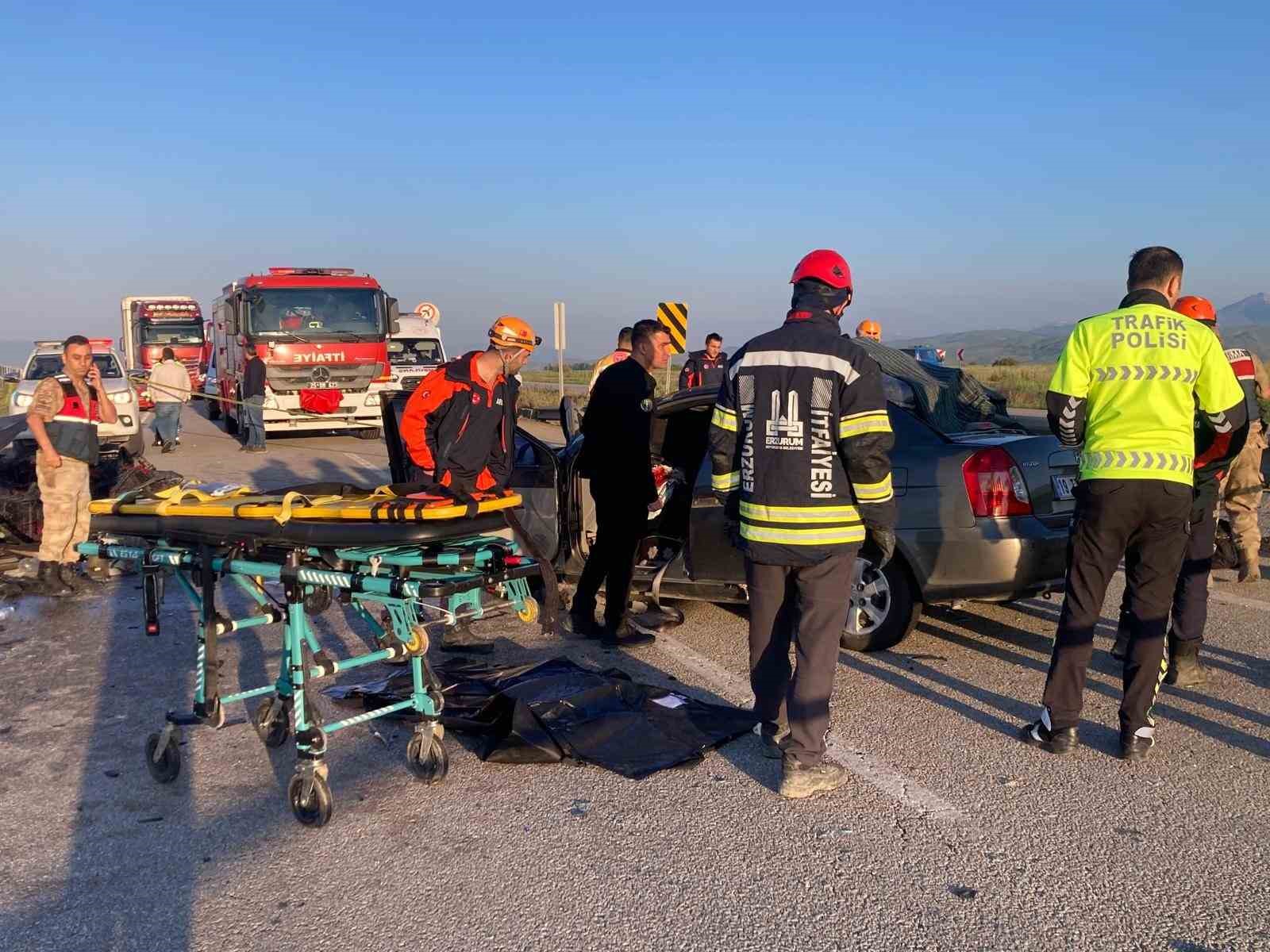 erzurumda otomobil kamyonete carpti 3 olu 3 yarali 1 NgHsGVae