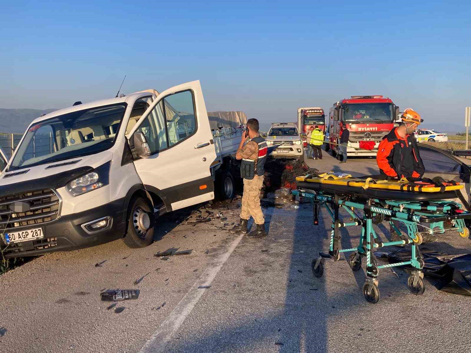 erzurumda otomobil kamyonete carpti 3 olu 3 yarali 2 SieqGe93