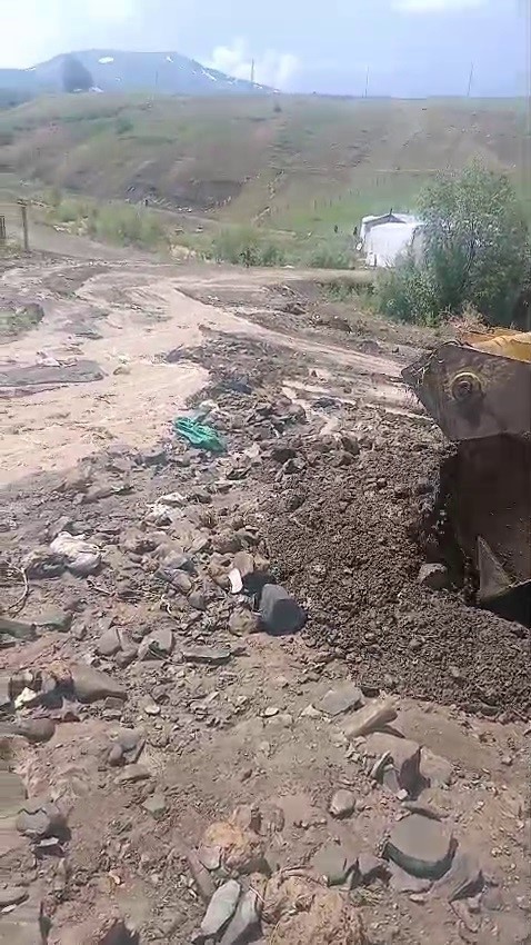 Erzurum’da sel felaketi: Taşkın duvarları yıkıldı, araziler sular altında kaldı 5 erzurumda sel felaketi taskin duvarlari yikildi araziler sular altinda kaldi 1 2SyPv9kN
