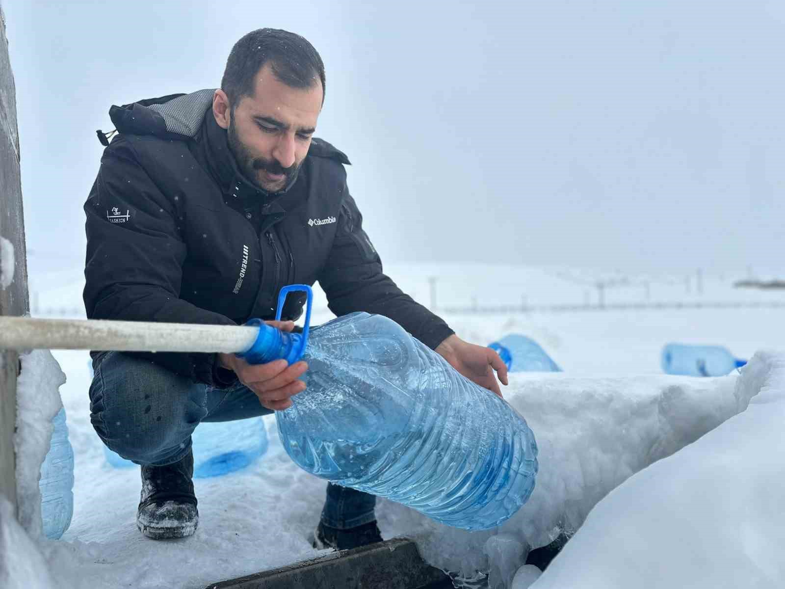 erzurumda su hatlari dondu vatandaslar cesmelerden bidonlarla su tasidi 1 TWrfMWOF