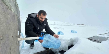 erzurumda-su-hatlari-dondu-vatandaslar-cesmelerden-bidonlarla-su-tasidi-Hgrdzr9A.jpg