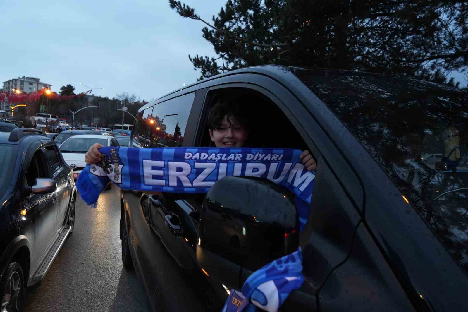 Erzurum’da Süper Lig coşkusu caddelere sığmadı 5 erzurumda super lig coskusu caddelere sigmadi 1 HXymH9aE