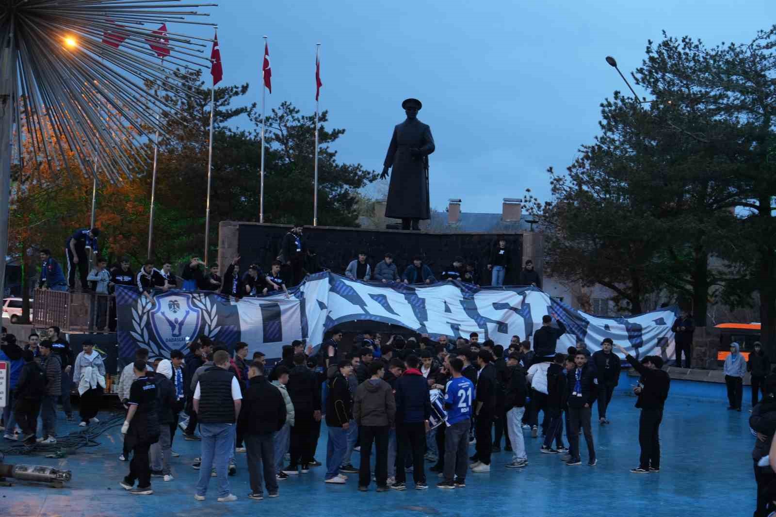 Erzurum’da Süper Lig coşkusu caddelere sığmadı 8 erzurumda super lig coskusu caddelere sigmadi 4 BlUeXKMr