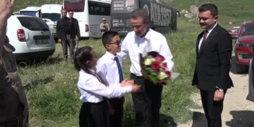 erzurumda-terorsuz-turkiye-vizyou-karayazi-kirk-pencereler-de-gencler-yurudu-celik-kanatlar-nefes-kesti-82QW41Rr.jpg