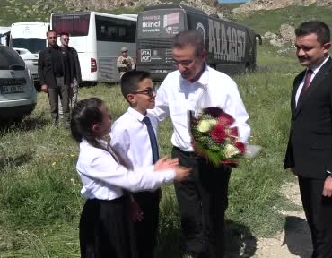 erzurumda-terorsuz-turkiye-vizyou-karayazi-kirk-pencereler-de-gencler-yurudu-celik-kanatlar-nefes-kesti-82QW41Rr.jpg