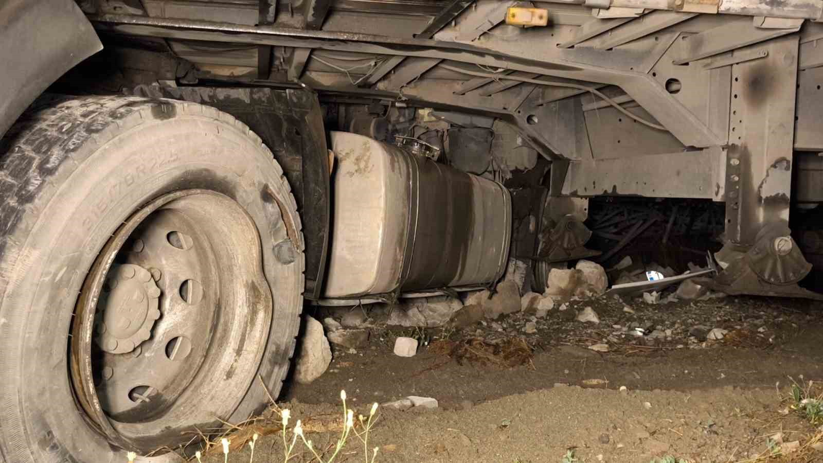 Erzurum’da tır refüjü aşıp direk deposuna daldı 4 erzurumda tir refuju asip direk deposuna daldi 0 fQwsV3dj