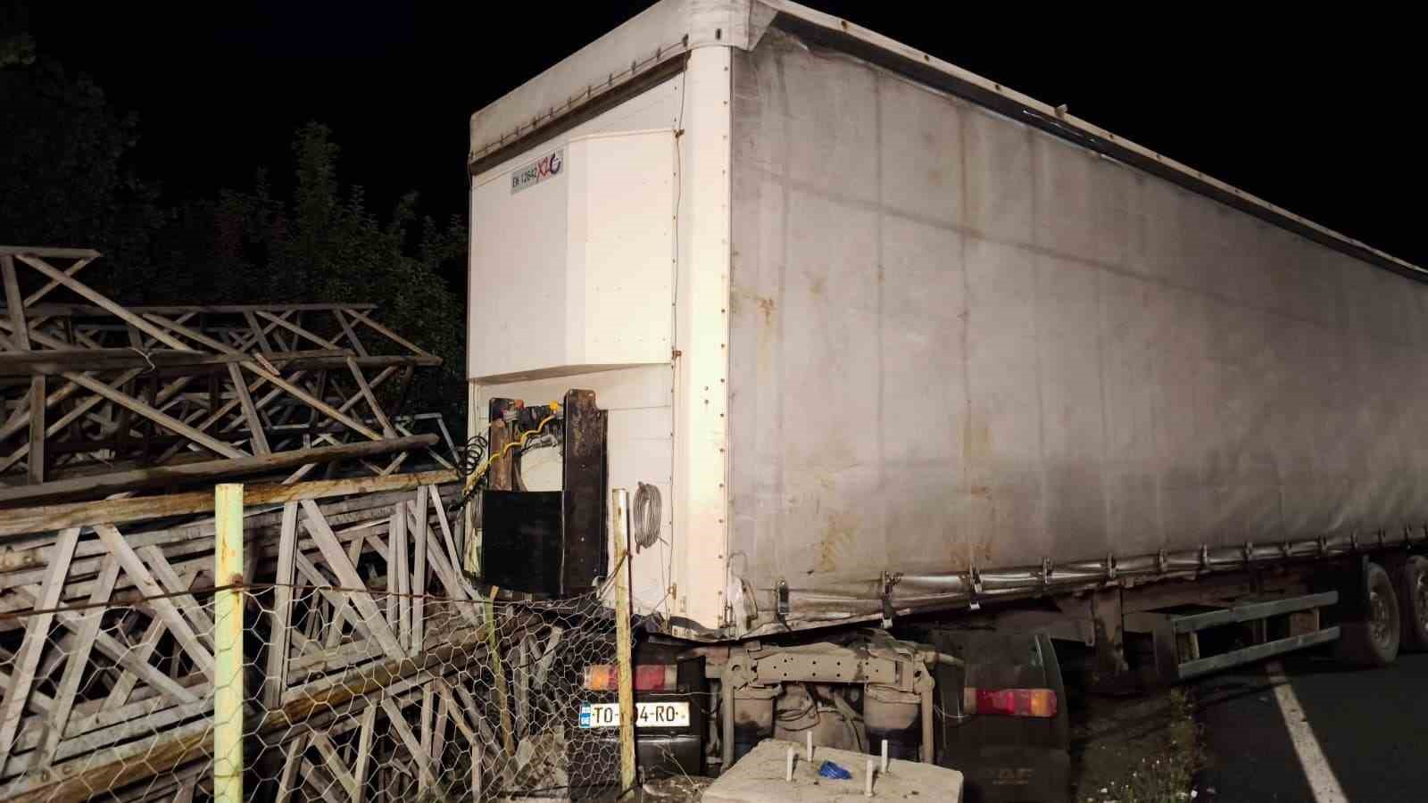 Erzurum’da tır refüjü aşıp direk deposuna daldı 5 erzurumda tir refuju asip direk deposuna daldi 1
