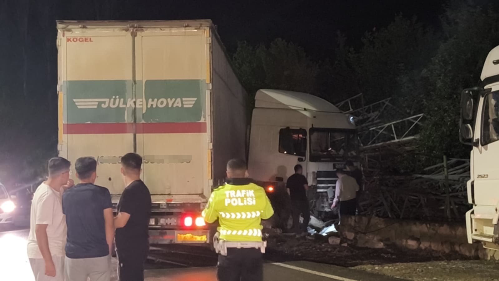 Erzurum’da tır refüjü aşıp direk deposuna daldı 6 erzurumda tir refuju asip direk deposuna daldi 2 Ear6XEiH