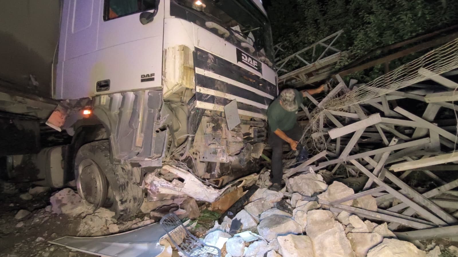 Erzurum’da tır refüjü aşıp direk deposuna daldı 7 erzurumda tir refuju asip direk deposuna daldi 3
