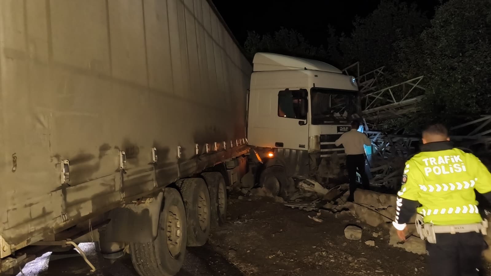 Erzurum’da tır refüjü aşıp direk deposuna daldı 8 erzurumda tir refuju asip direk deposuna daldi 4 DvEnzKNR