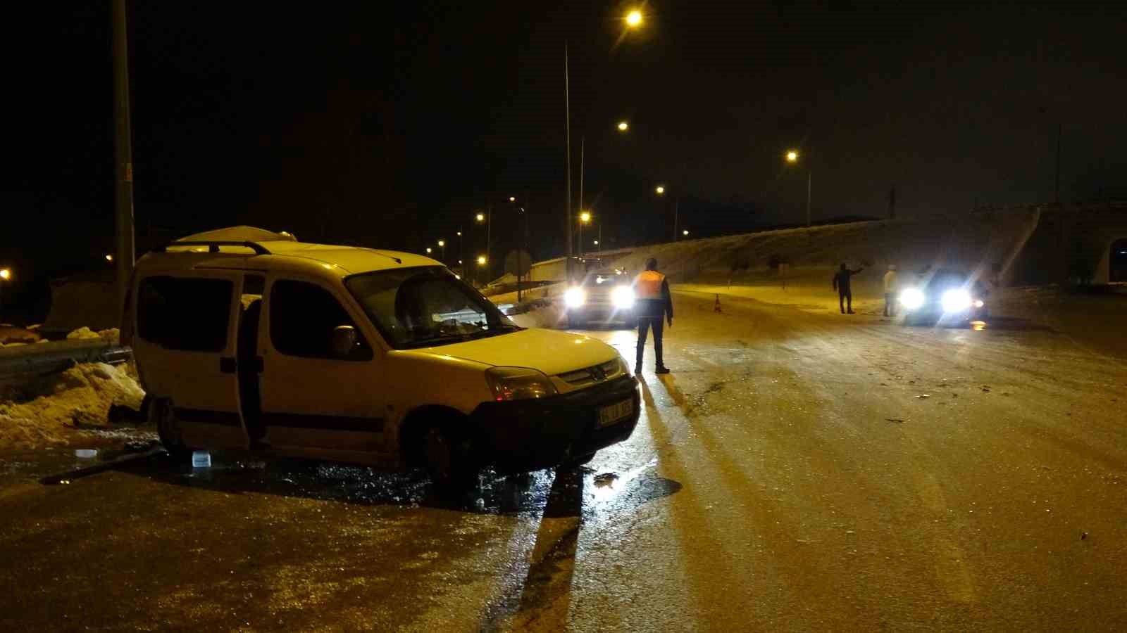 Erzurum’da trafik kazası: 2 yaralı 6 erzurumda trafik kazasi 2 yarali 2 9Yb4WGZN