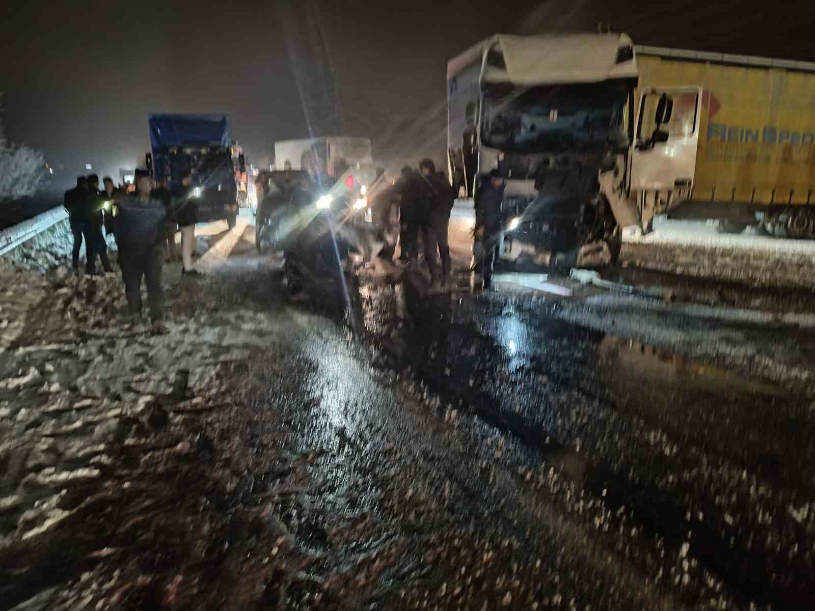erzurumda trafik kazasi 4 olu 0 tWYUtIYH