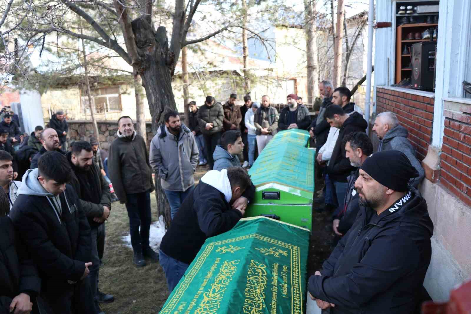 Erzurum’da trafik kazasında vefat eden iki kardeş ve bir arkadaşa hüzünlü veda 4 erzurumda trafik kazasinda vefat eden iki kardes ve bir arkadasa huzunlu veda 0 IhDmyGIC