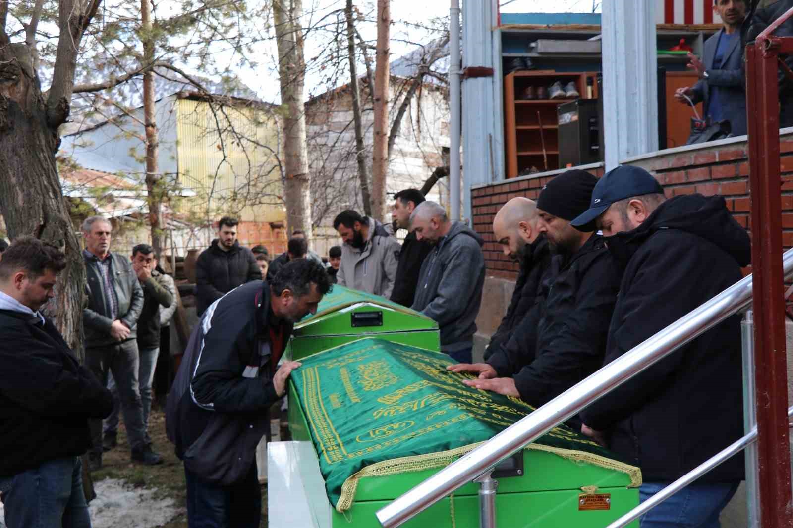 Erzurum’da trafik kazasında vefat eden iki kardeş ve bir arkadaşa hüzünlü veda 5 erzurumda trafik kazasinda vefat eden iki kardes ve bir arkadasa huzunlu veda 1 3nNSLqwm