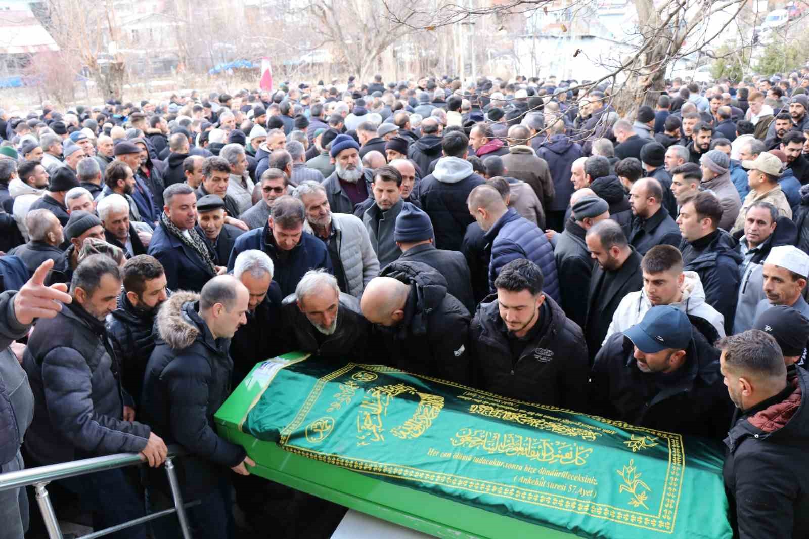 Erzurum’da trafik kazasında vefat eden iki kardeş ve bir arkadaşa hüzünlü veda 14 erzurumda trafik kazasinda vefat eden iki kardes ve bir arkadasa huzunlu veda 10 1Hu2FKGY