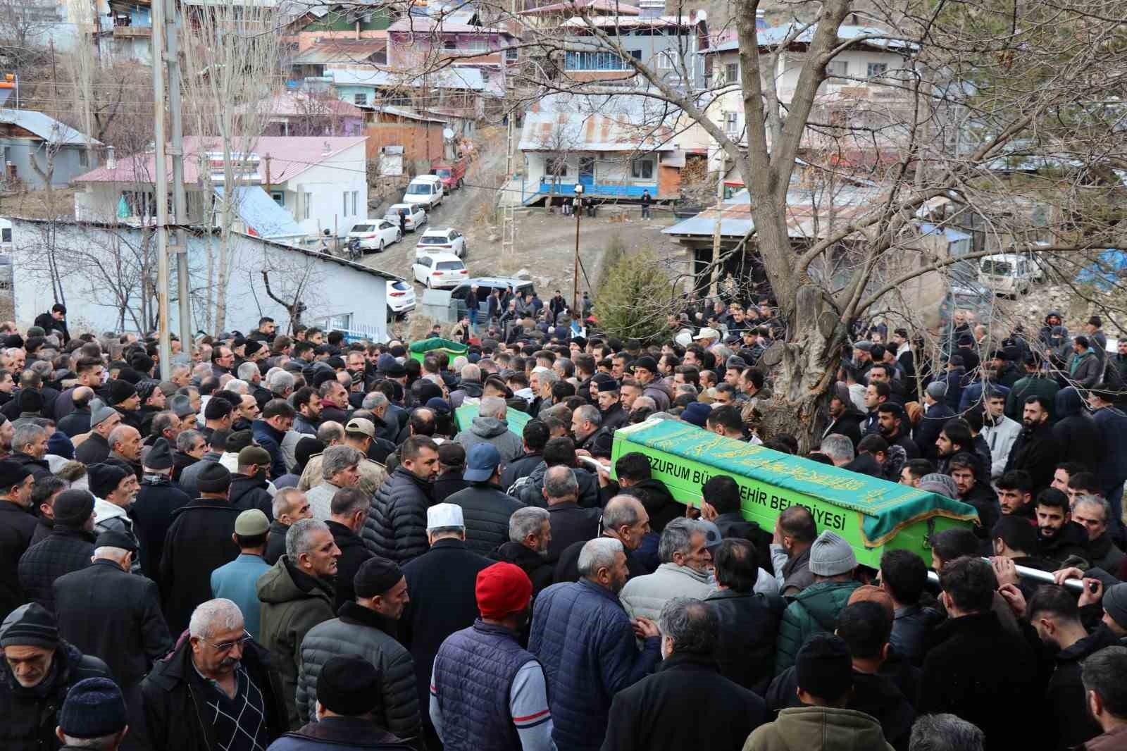 Erzurum’da trafik kazasında vefat eden iki kardeş ve bir arkadaşa hüzünlü veda 15 erzurumda trafik kazasinda vefat eden iki kardes ve bir arkadasa huzunlu veda 11 9prirUrz