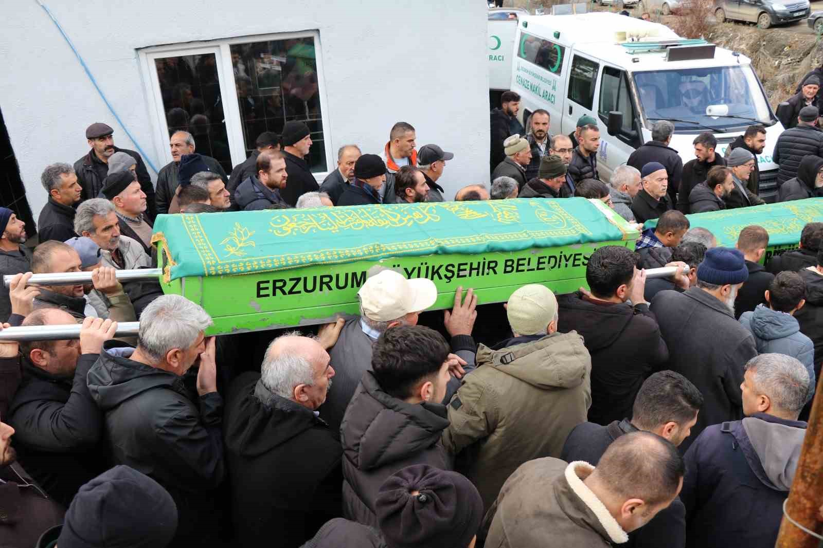 Erzurum’da trafik kazasında vefat eden iki kardeş ve bir arkadaşa hüzünlü veda 16 erzurumda trafik kazasinda vefat eden iki kardes ve bir arkadasa huzunlu veda 12 4mcFuhqS