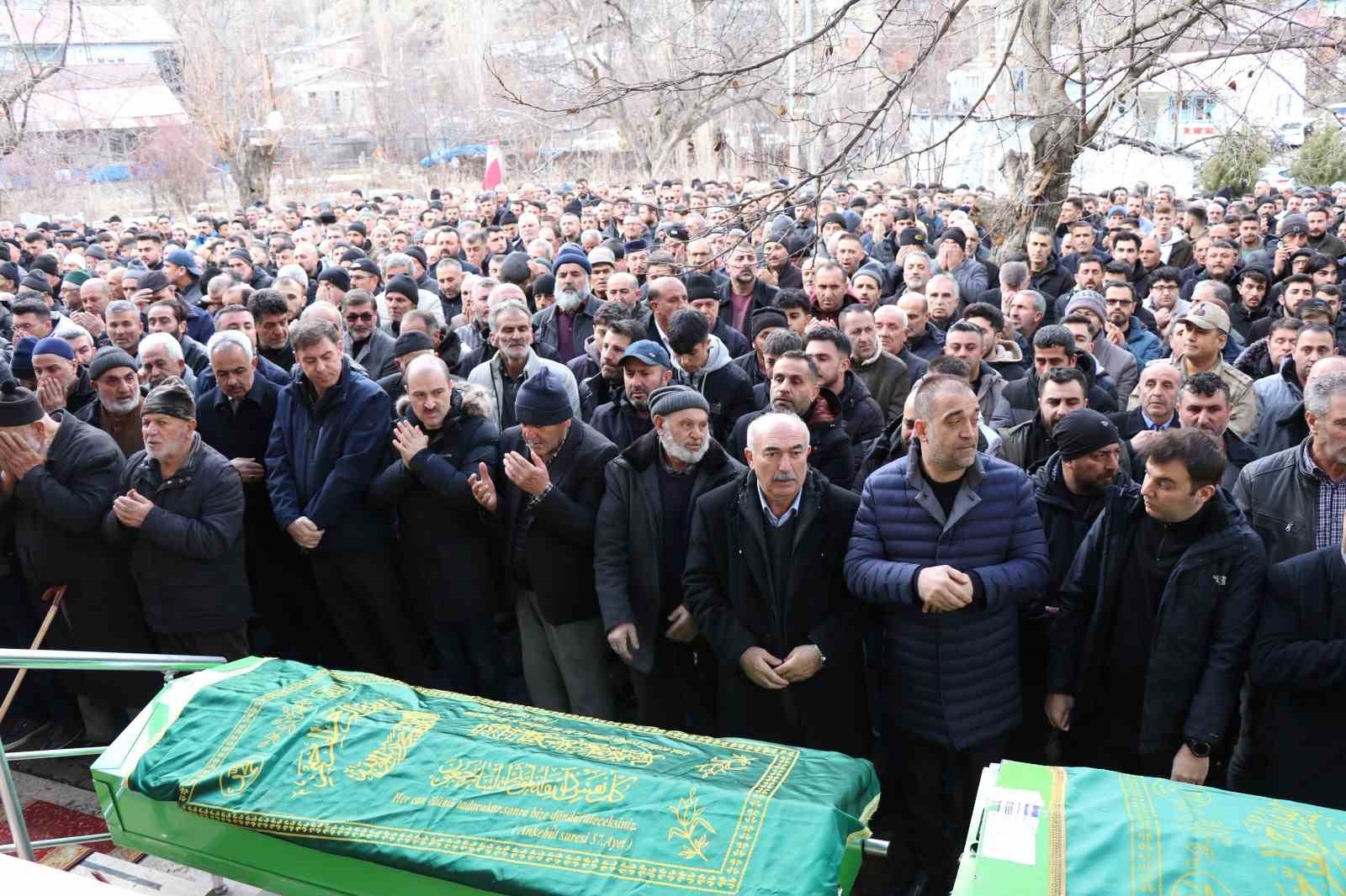Erzurum’da trafik kazasında vefat eden iki kardeş ve bir arkadaşa hüzünlü veda 17 erzurumda trafik kazasinda vefat eden iki kardes ve bir arkadasa huzunlu veda 13