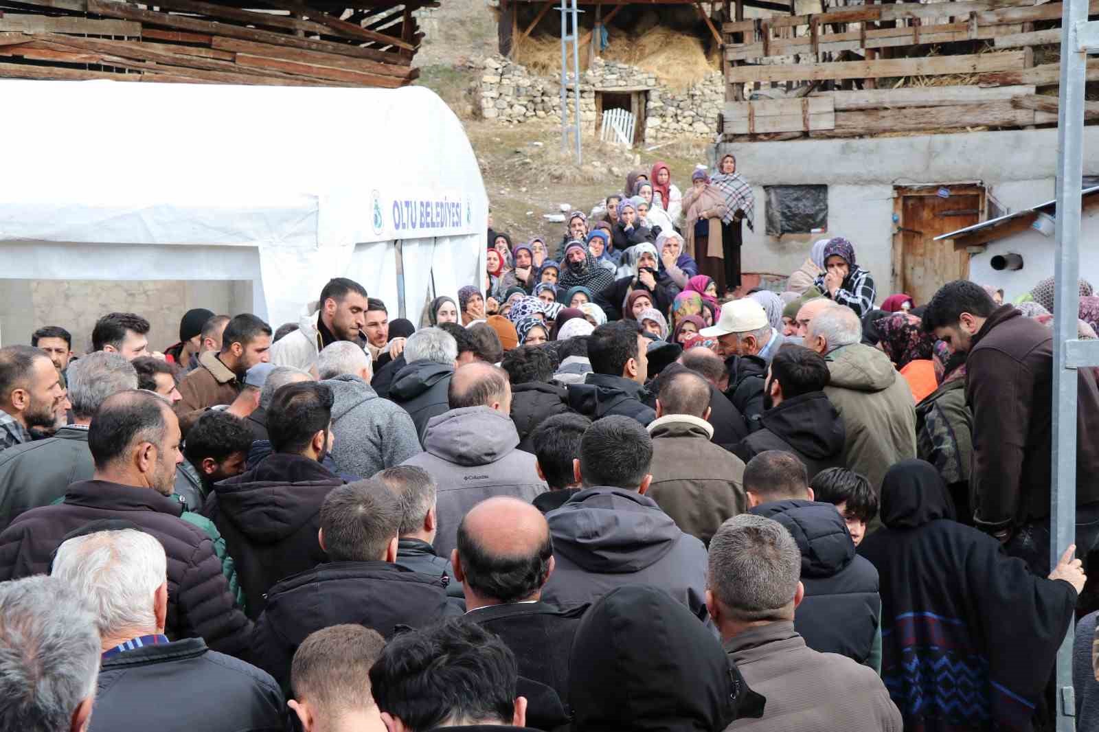 Erzurum’da trafik kazasında vefat eden iki kardeş ve bir arkadaşa hüzünlü veda 6 erzurumda trafik kazasinda vefat eden iki kardes ve bir arkadasa huzunlu veda 2 GK8N963Q
