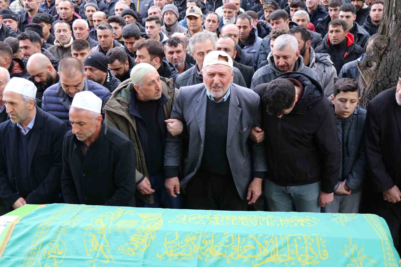 Erzurum’da trafik kazasında vefat eden iki kardeş ve bir arkadaşa hüzünlü veda 7 erzurumda trafik kazasinda vefat eden iki kardes ve bir arkadasa huzunlu veda 3 32mHGTQ9