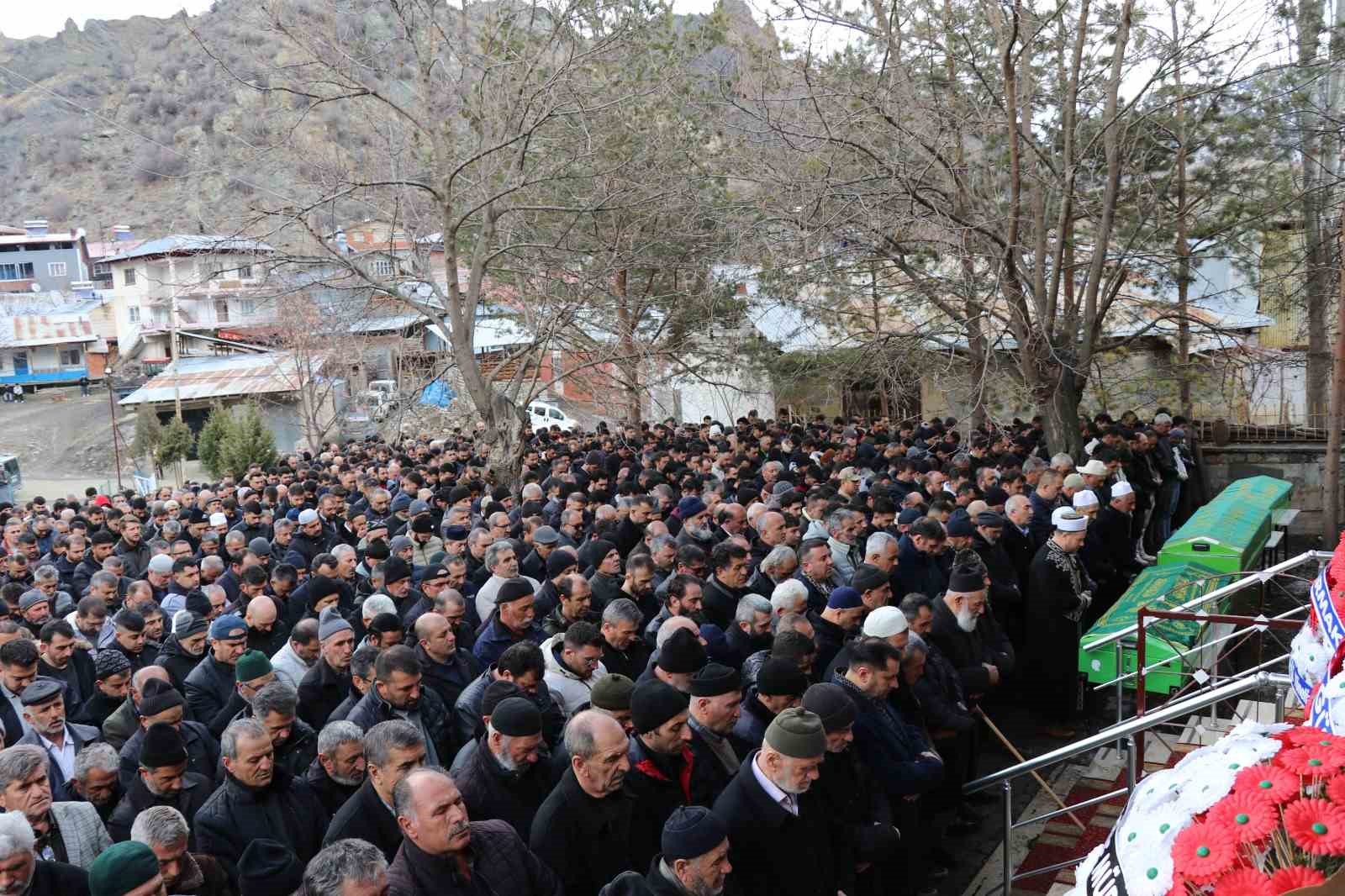 Erzurum’da trafik kazasında vefat eden iki kardeş ve bir arkadaşa hüzünlü veda 8 erzurumda trafik kazasinda vefat eden iki kardes ve bir arkadasa huzunlu veda 4 3Ju6d5U5