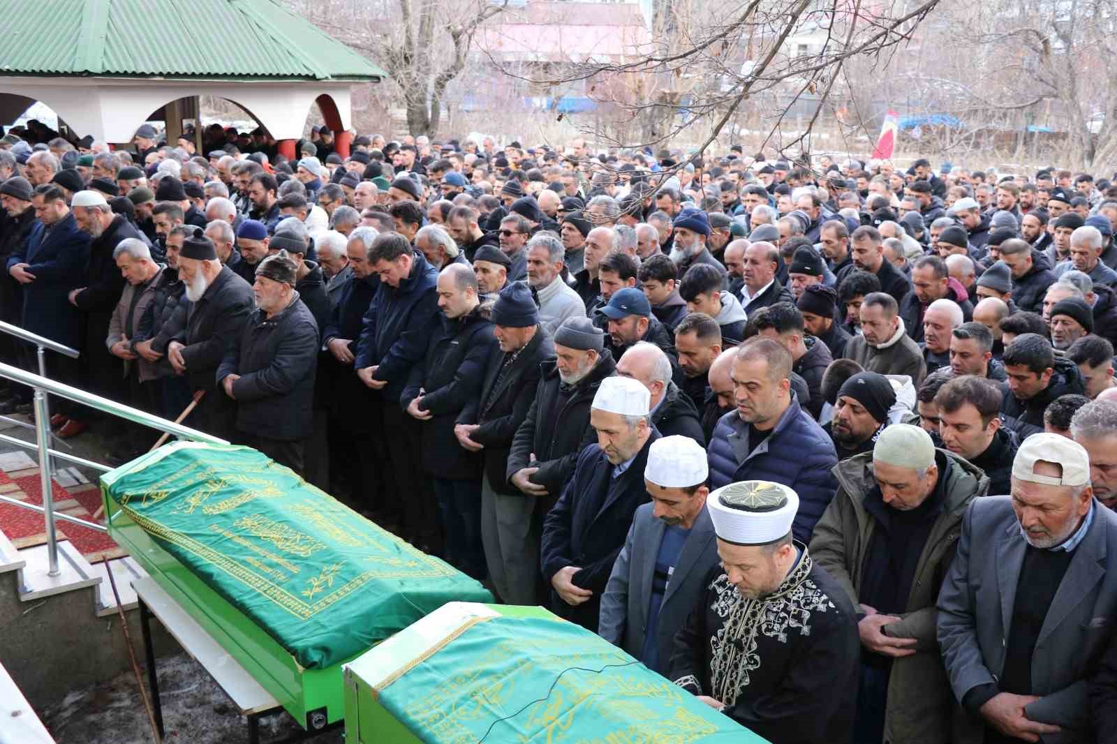 Erzurum’da trafik kazasında vefat eden iki kardeş ve bir arkadaşa hüzünlü veda 9 erzurumda trafik kazasinda vefat eden iki kardes ve bir arkadasa huzunlu veda 5 d1WkjQZU