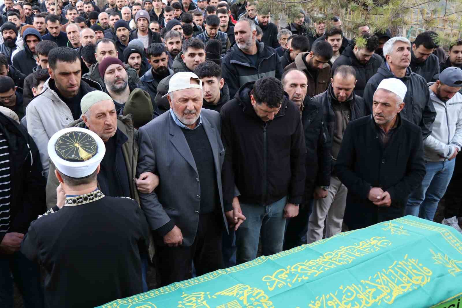 Erzurum’da trafik kazasında vefat eden iki kardeş ve bir arkadaşa hüzünlü veda 10 erzurumda trafik kazasinda vefat eden iki kardes ve bir arkadasa huzunlu veda 6 vi6cfdth