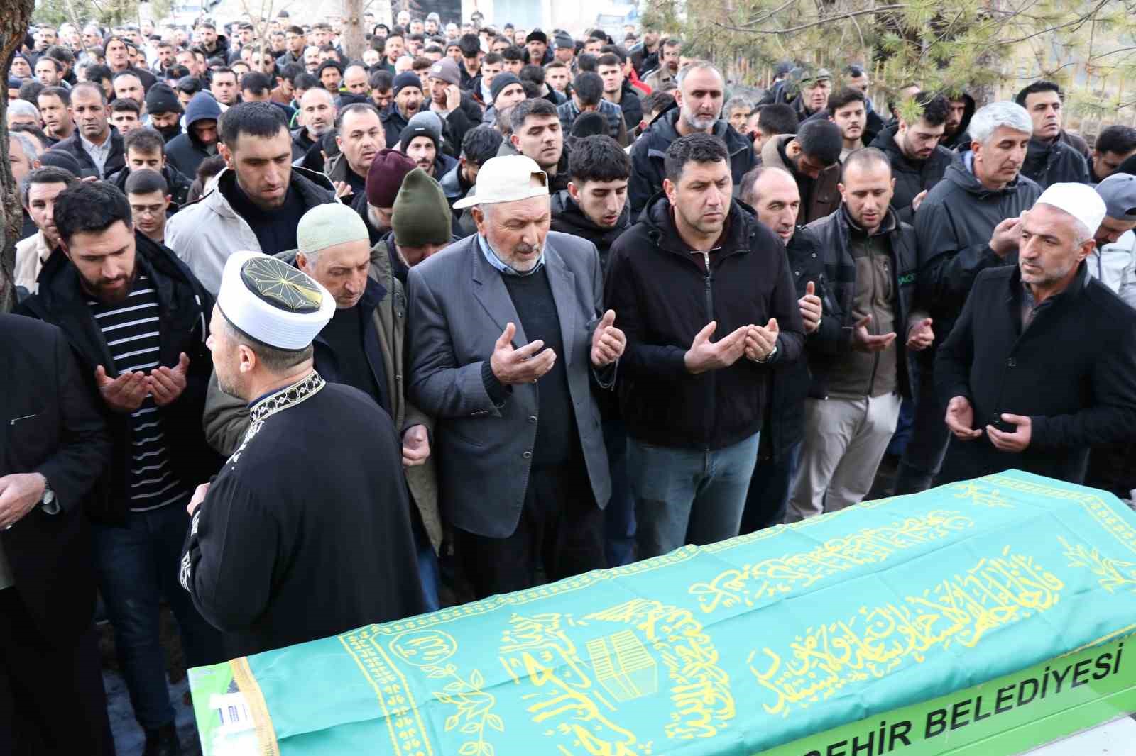 Erzurum’da trafik kazasında vefat eden iki kardeş ve bir arkadaşa hüzünlü veda 12 erzurumda trafik kazasinda vefat eden iki kardes ve bir arkadasa huzunlu veda 8 crjj2HDf