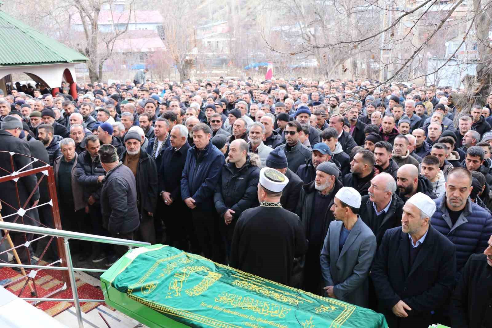 Erzurum’da trafik kazasında vefat eden iki kardeş ve bir arkadaşa hüzünlü veda 13 erzurumda trafik kazasinda vefat eden iki kardes ve bir arkadasa huzunlu veda 9 HRRlqGXC
