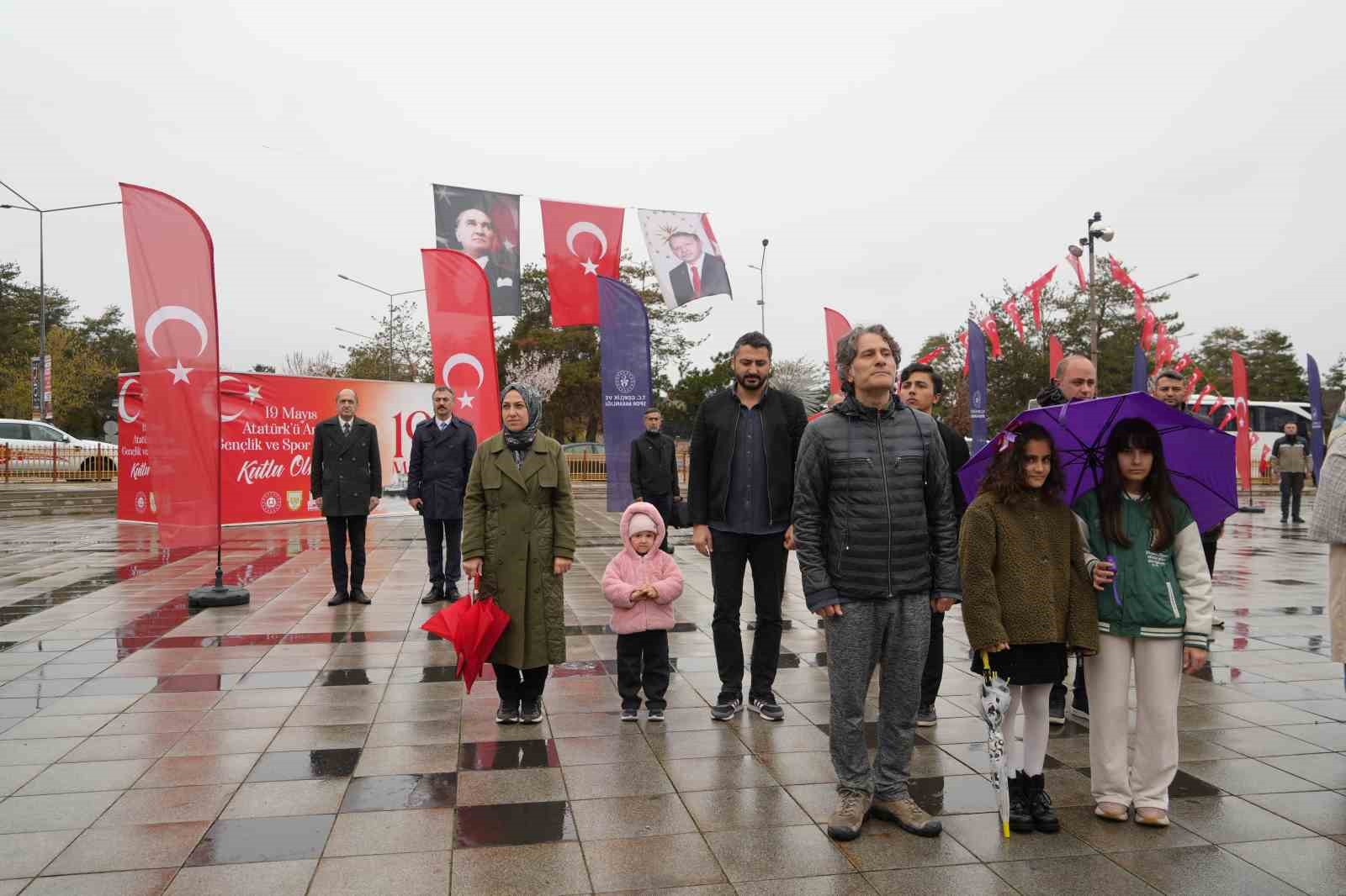 erzurumda yagmur 19 mayis coskusuna engel olamadi 2 HD8LW82D