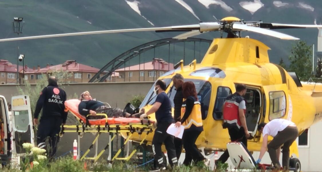 erzurumda zamana karsi yaris kalp krizi geciren hasta ambulans helikopterle hastaneye yetistirildi 1 UtXfufAy