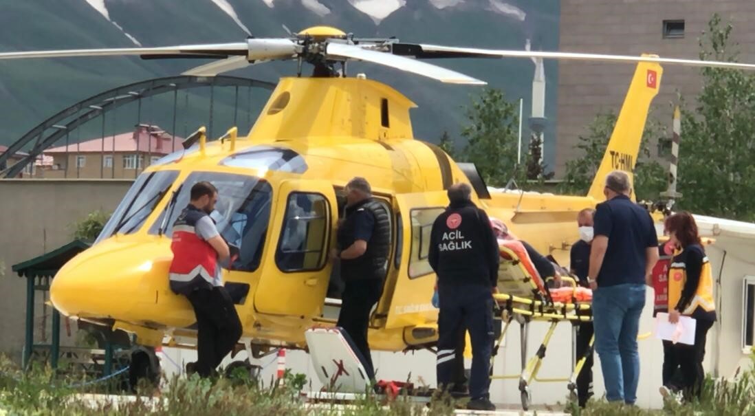 erzurumda zamana karsi yaris kalp krizi geciren hasta ambulans helikopterle hastaneye yetistirildi 2 cIS8OAdK