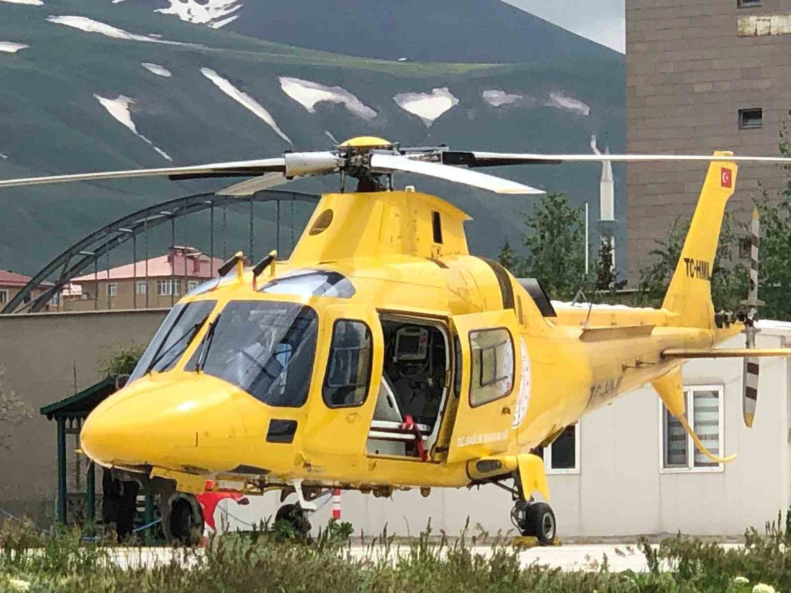 erzurumda zamana karsi yaris kalp krizi geciren hasta ambulans helikopterle hastaneye yetistirildi 3 QqwGXqGe