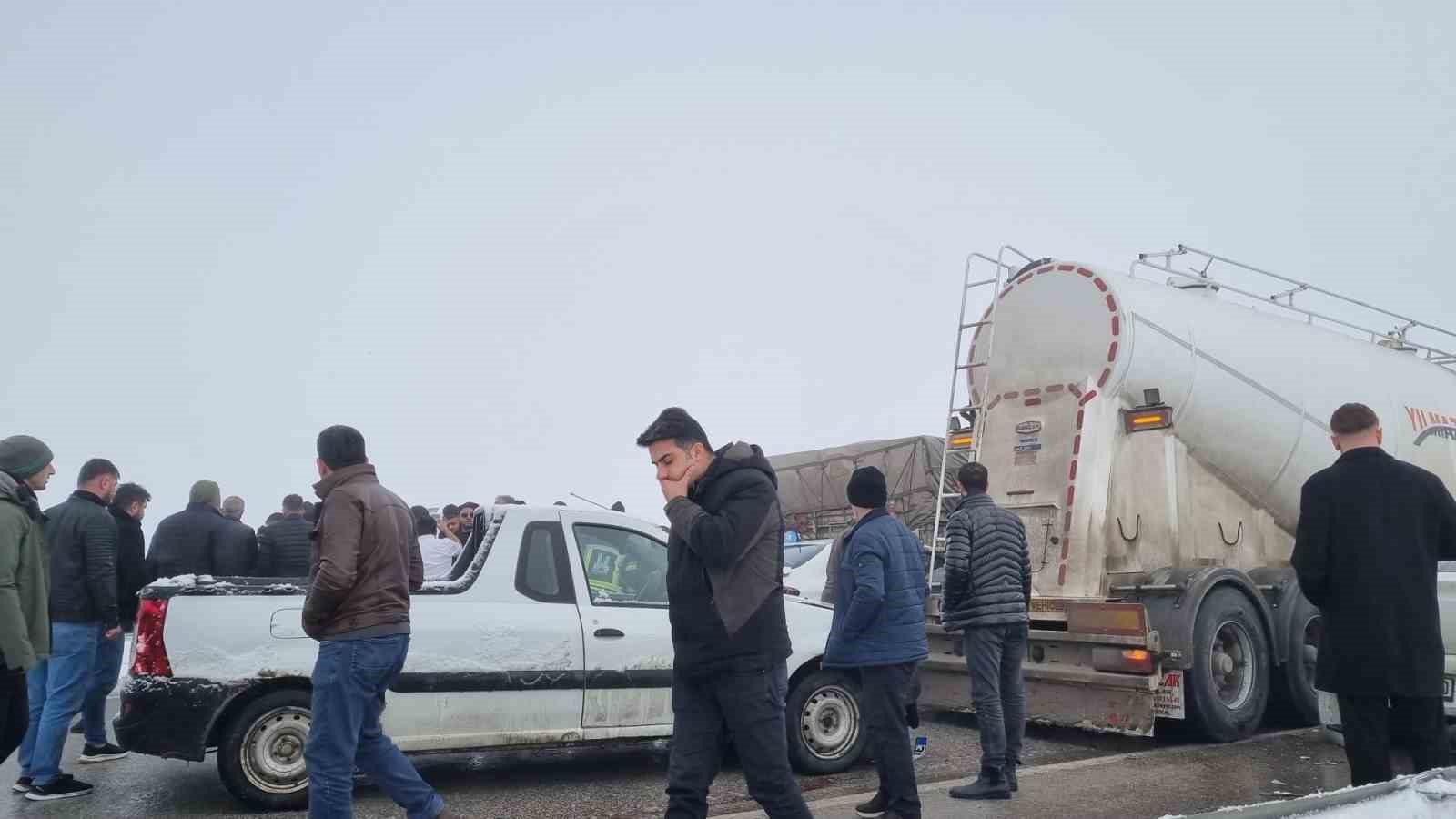 erzurumda zincirleme kazada can pazari yasandi 8 agir yarali 2 ERKWp3Du