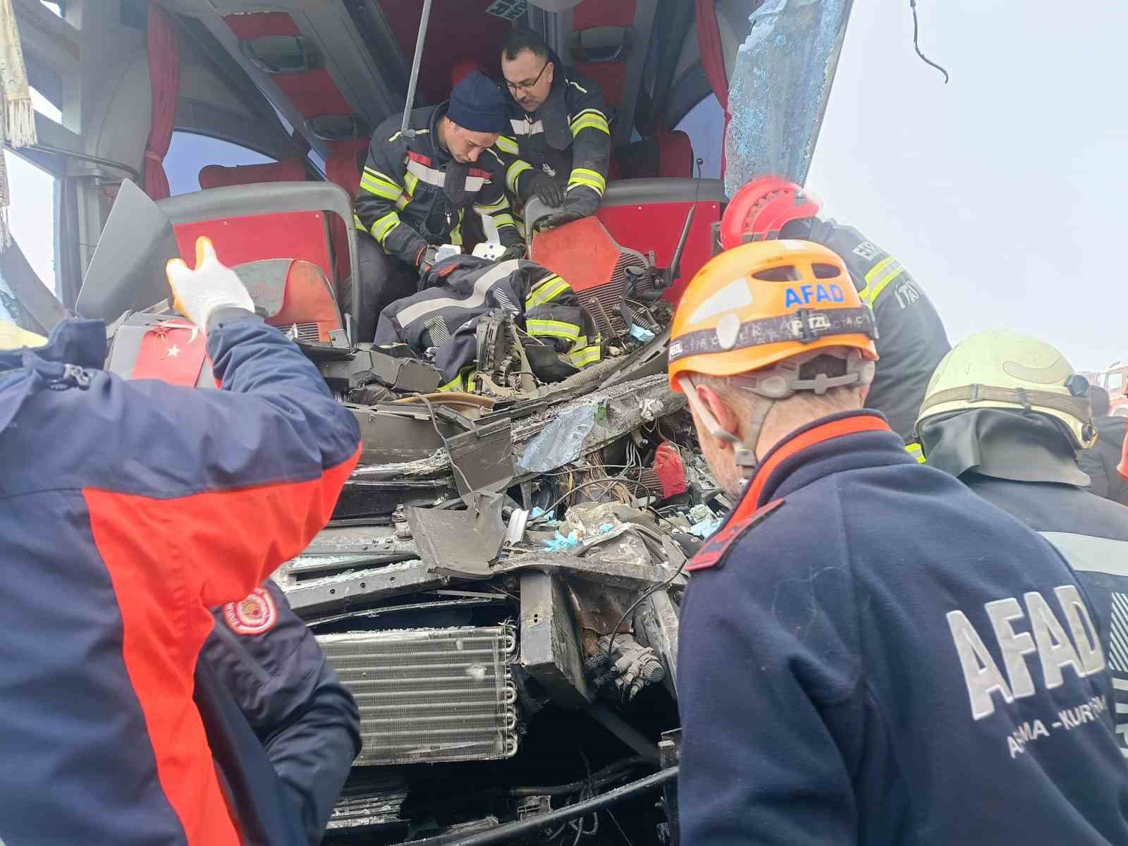 erzurumda zincirleme trafik kazasi 20 yarali 2