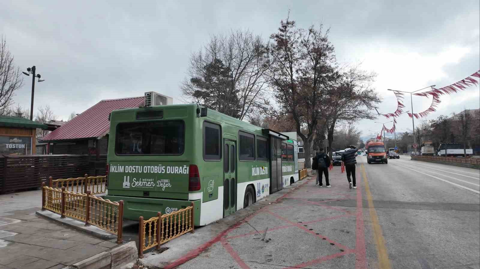 Erzurum’daki "Geri Dönüşüm Temalı Otobüs Durağı" projesi ilgi odağı 4 erzurumdaki geri donusum temali otobus duragi projesi ilgi odagi 0 JeBEDNdL