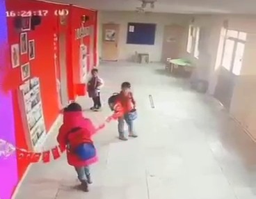 erzurumdan yurekleri isitan goruntuler minikler yere dusen bayragi asmak icin seferber oldular 1 mabDAEPk