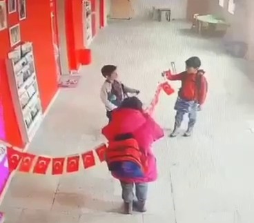 erzurumdan yurekleri isitan goruntuler minikler yere dusen bayragi asmak icin seferber oldular 2 NWUENAzl