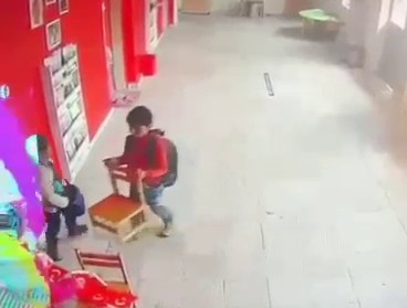 erzurumdan yurekleri isitan goruntuler minikler yere dusen bayragi asmak icin seferber oldular 3 rNIGccHm