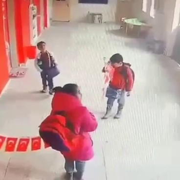 erzurumdan yurekleri isitan goruntuler minikler yere dusen bayragi asmak icin seferber oldular 4 fKOwPSXW