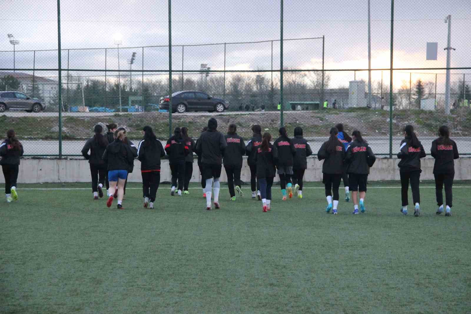 erzurumun ilk kadin futbol takimi ilk profesyonel macina cikiyor 1 eQ1DuFYe