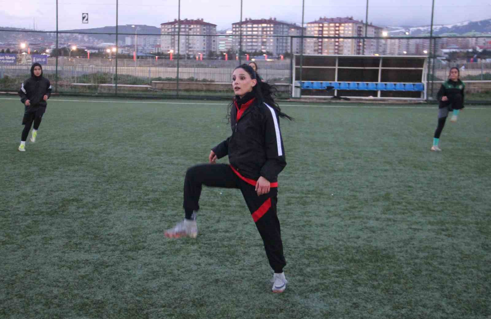 erzurumun ilk kadin futbol takimi ilk profesyonel macina cikiyor 2 ms6a7OtD
