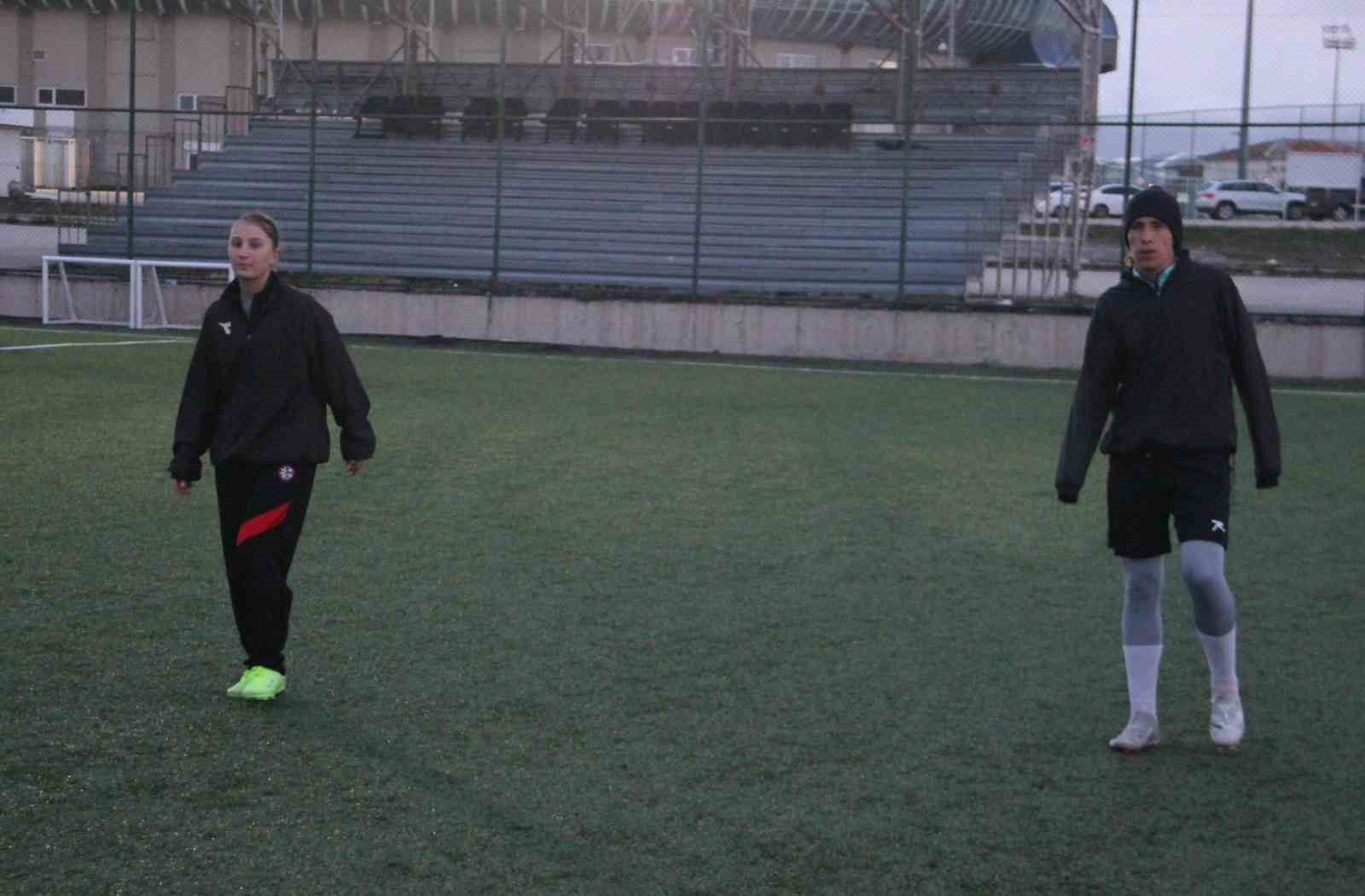 erzurumun ilk kadin futbol takimi ilk profesyonel macina cikiyor 3 nP1dDrif