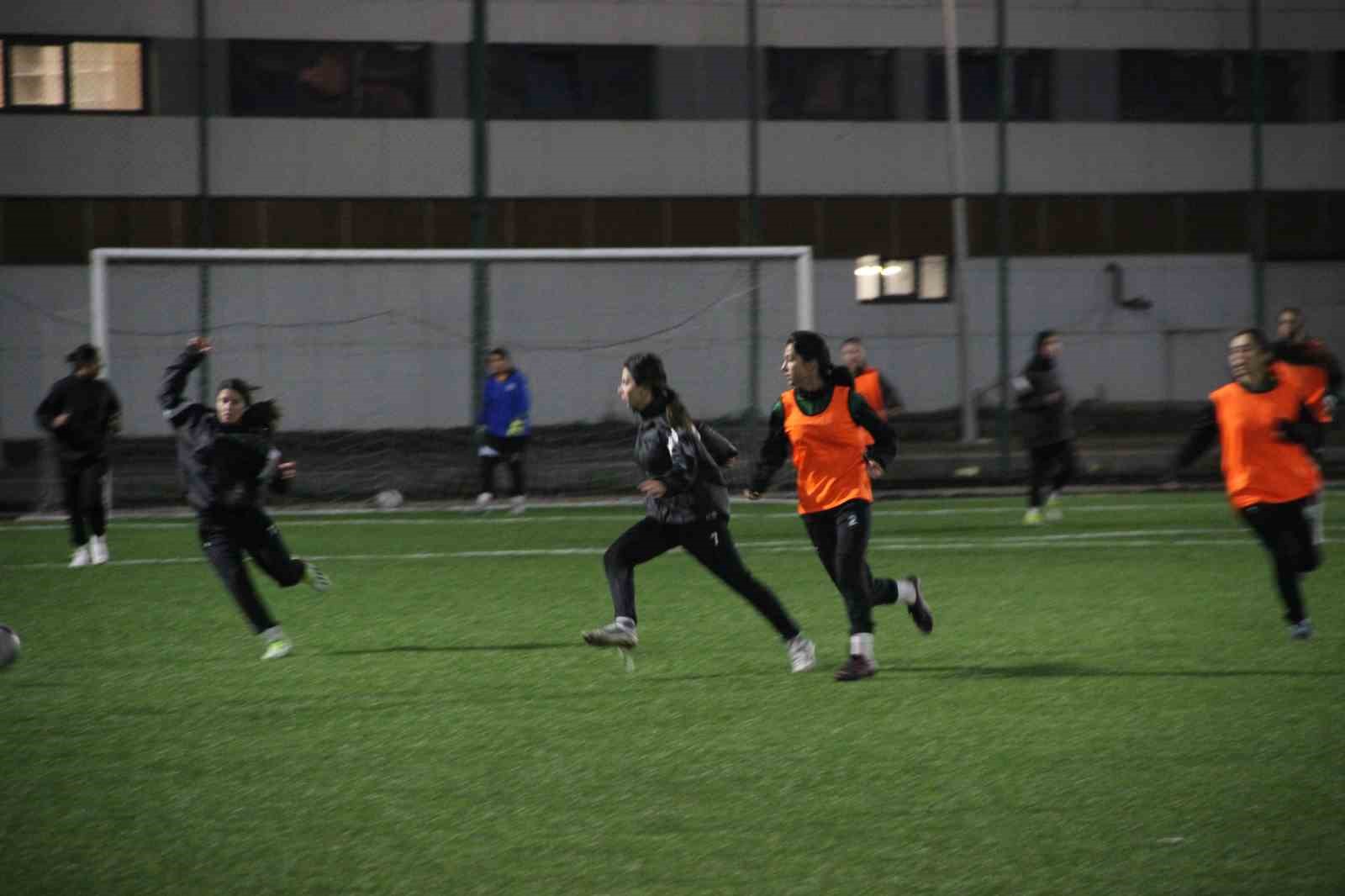 erzurumun ilk kadin futbol takimi ilk profesyonel macina cikiyor 5 rh7DJaD9