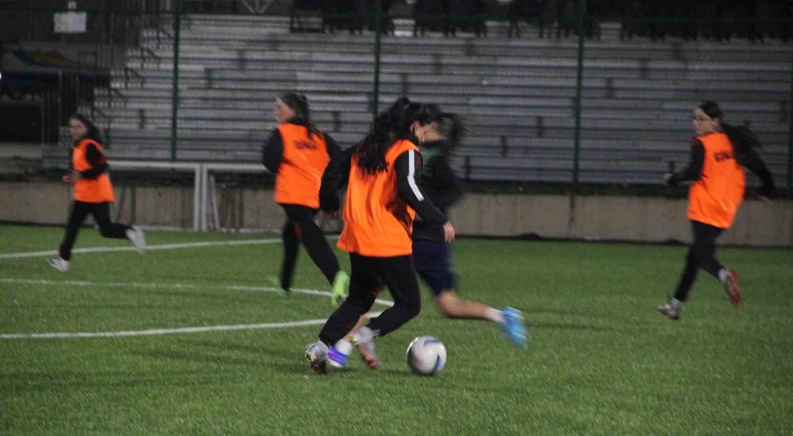 erzurumun ilk kadin futbol takimi ilk profesyonel macina cikiyor 6 kFBVHmkb