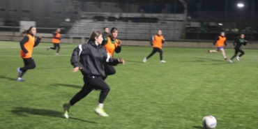 erzurumun-ilk-kadin-futbol-takimi-ilk-profesyonel-macina-cikiyor-xCC5TaiA.jpg