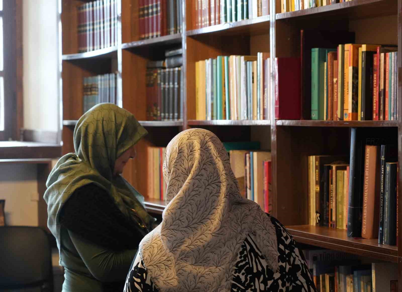 Erzurum’un kitap kurdu ev hanımları: Martin Eden’i de okuyorlar İlber Ortaylı’yı da 7 erzurumun kitap kurdu ev hanimlari martin edeni de okuyorlar ilber ortayliyi da 3 hUfQYmhy