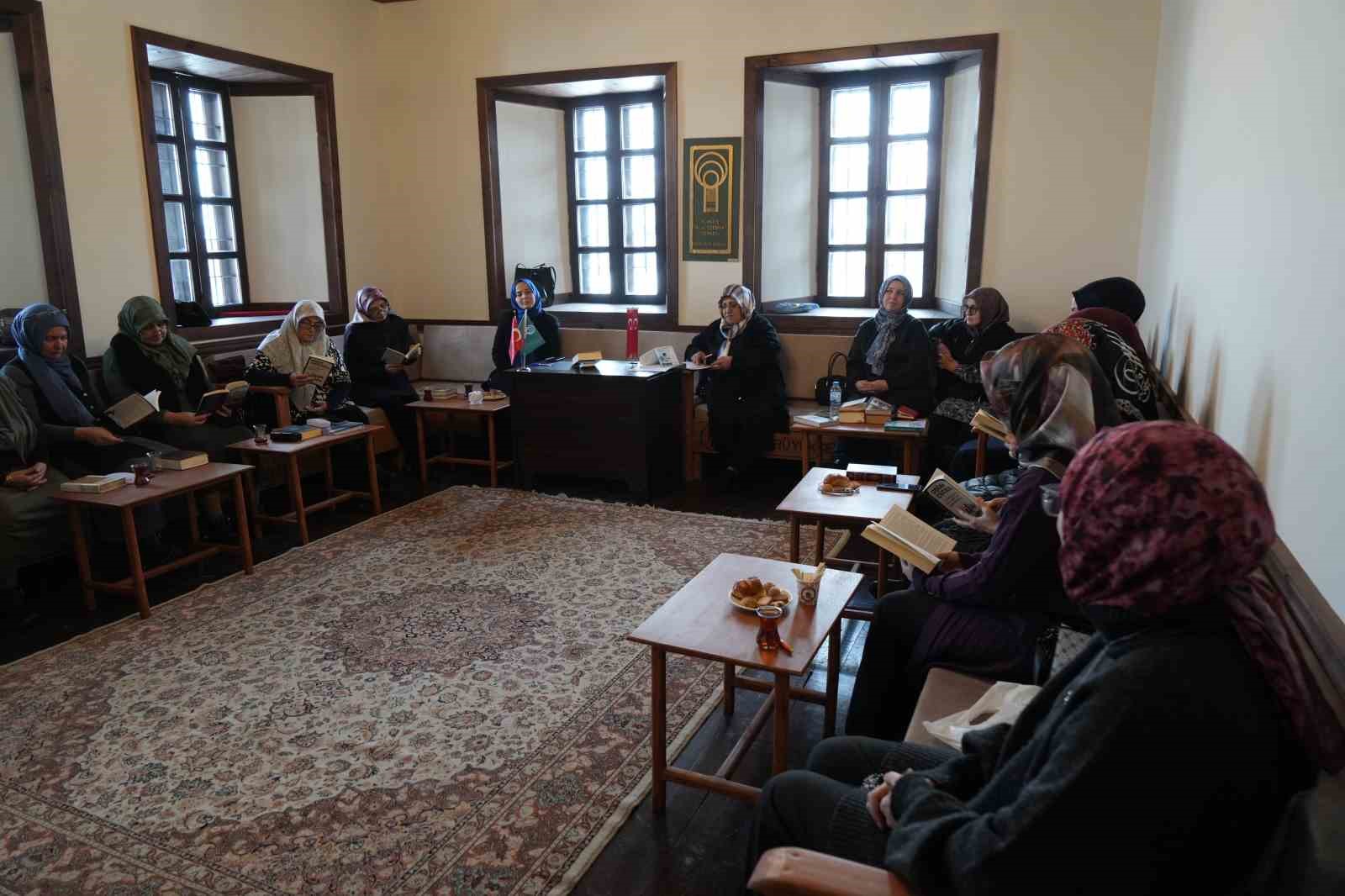 Erzurum’un kitap kurdu ev hanımları: Martin Eden’i de okuyorlar İlber Ortaylı’yı da 11 erzurumun kitap kurdu ev hanimlari martin edeni de okuyorlar ilber ortayliyi da 7 XMNKY89b