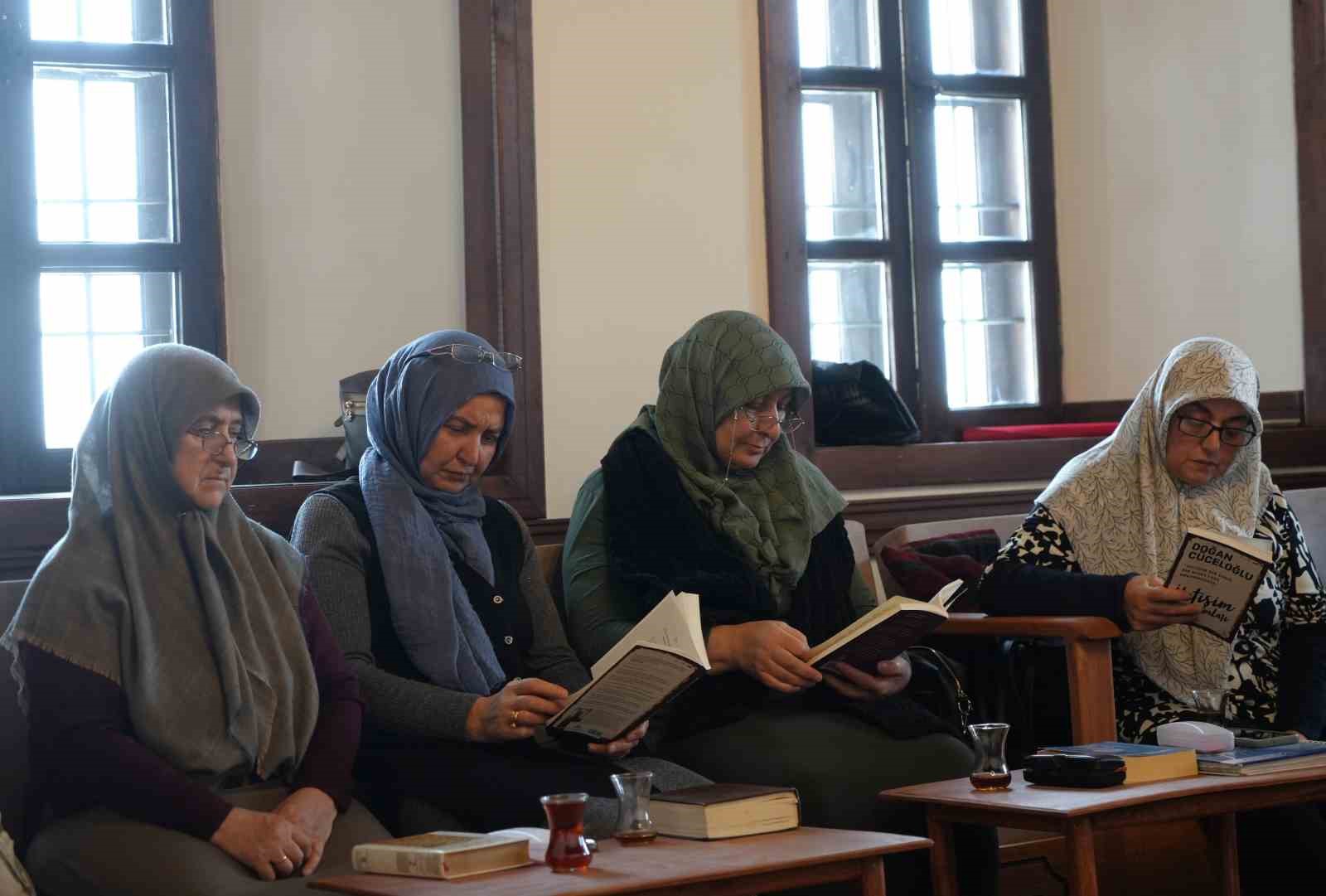 Erzurum’un kitap kurdu ev hanımları: Martin Eden’i de okuyorlar İlber Ortaylı’yı da 13 erzurumun kitap kurdu ev hanimlari martin edeni de okuyorlar ilber ortayliyi da 9 2l2Oj2XQ