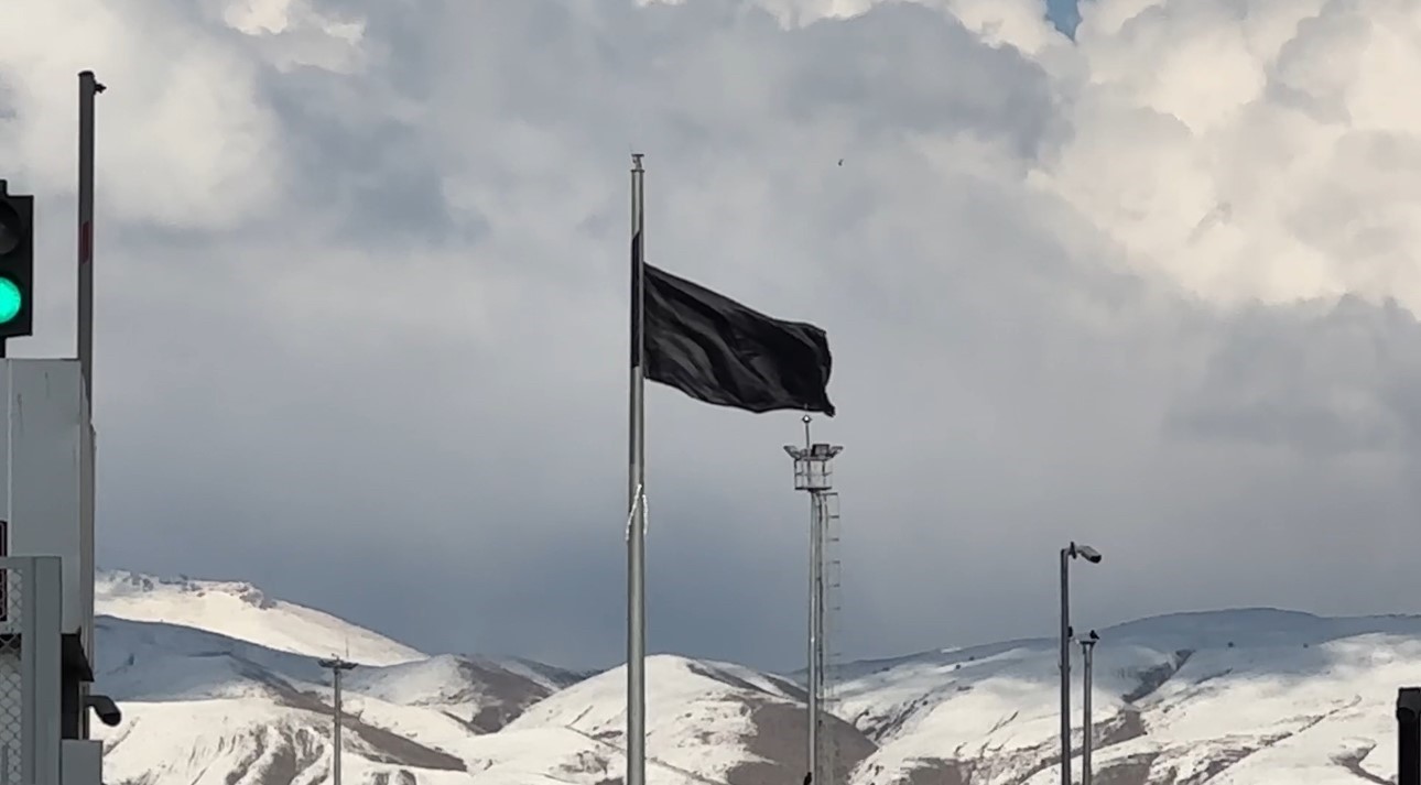 esendere sinir kapisinda kisitlama iran tarafinda dev siyah bayrak dikkat cekti 1 F7sFl3rh